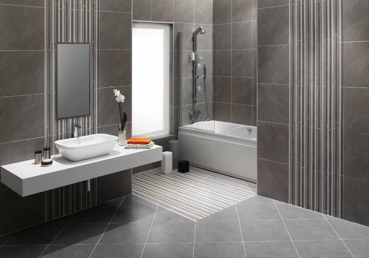 Modernes Bad mit grauen Fliesen, Waschtisch, Badewanne und Dusche