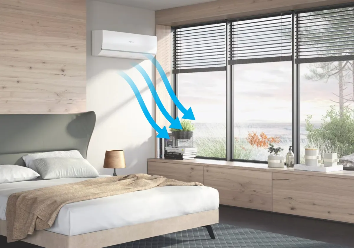 Helles Schlafzimmer mit Klimagerät an der Wand